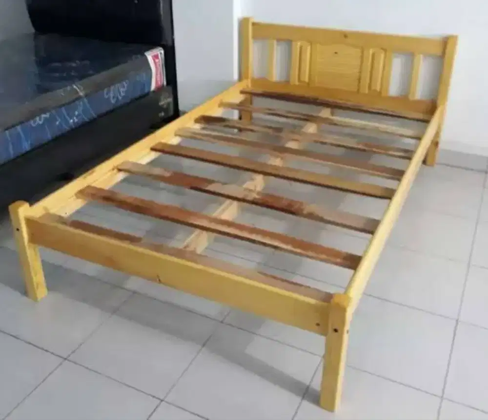Ranjang kayu ramin