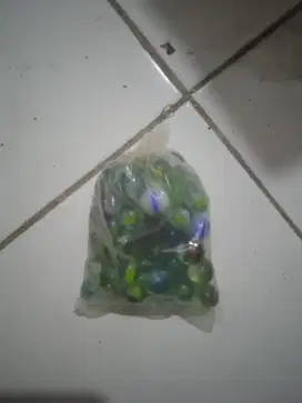 Mainan bola kelereng warna warni