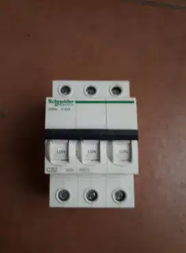 Schneider Acti9 IK60A 3P C32A Ue 400V MCB (A-615)