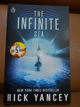 Novel Bacaan Bahasa Inggris Judul The Infinite Sea, Rick Yancey