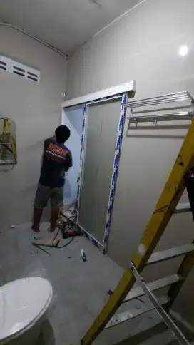 Pintu kaca geser sliding kusen aluminium partisi kaca bukaan lipat