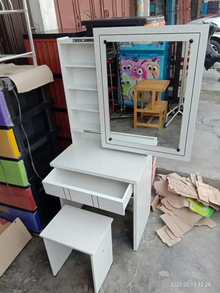 Meja riaas minimalis