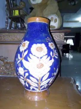 Vas biru motif bunga timbul