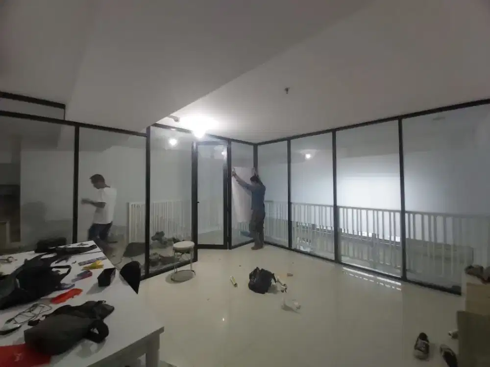 Tukang pintu kaca