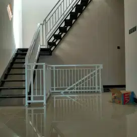 Relling tangga minimalis putih