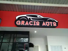 Neonbox pola logo timbul showroom mobil motor