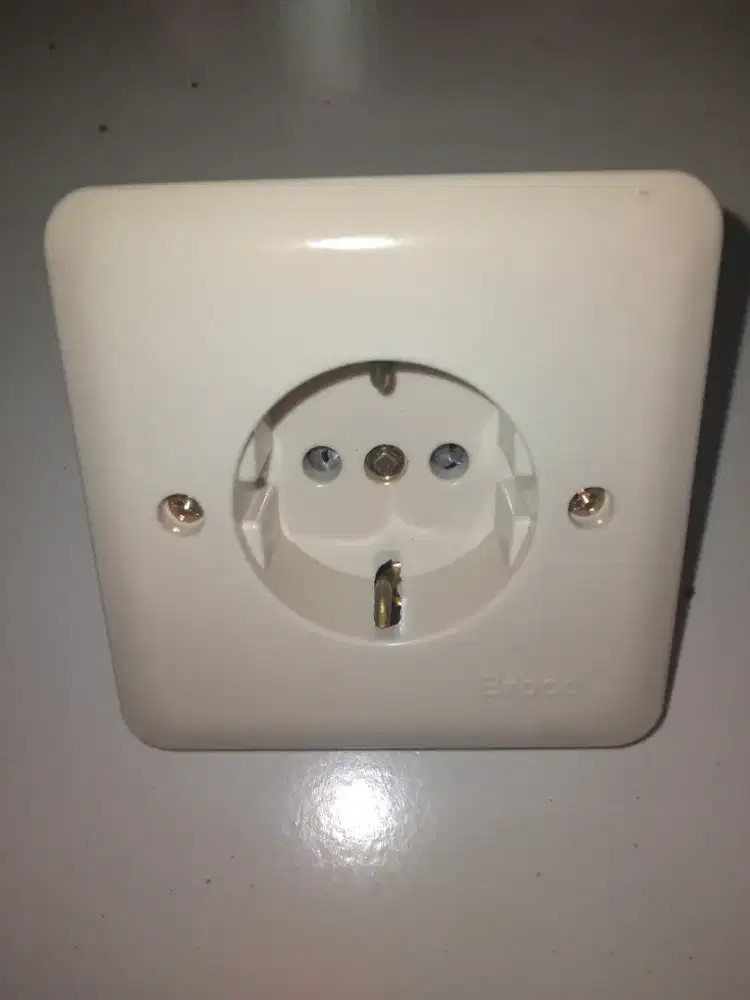 Stop Kontak Tanam Tembok Broco