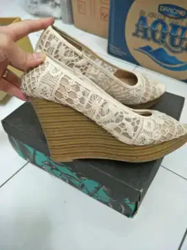 sepatu hitam berhak dan putih model jala (2)