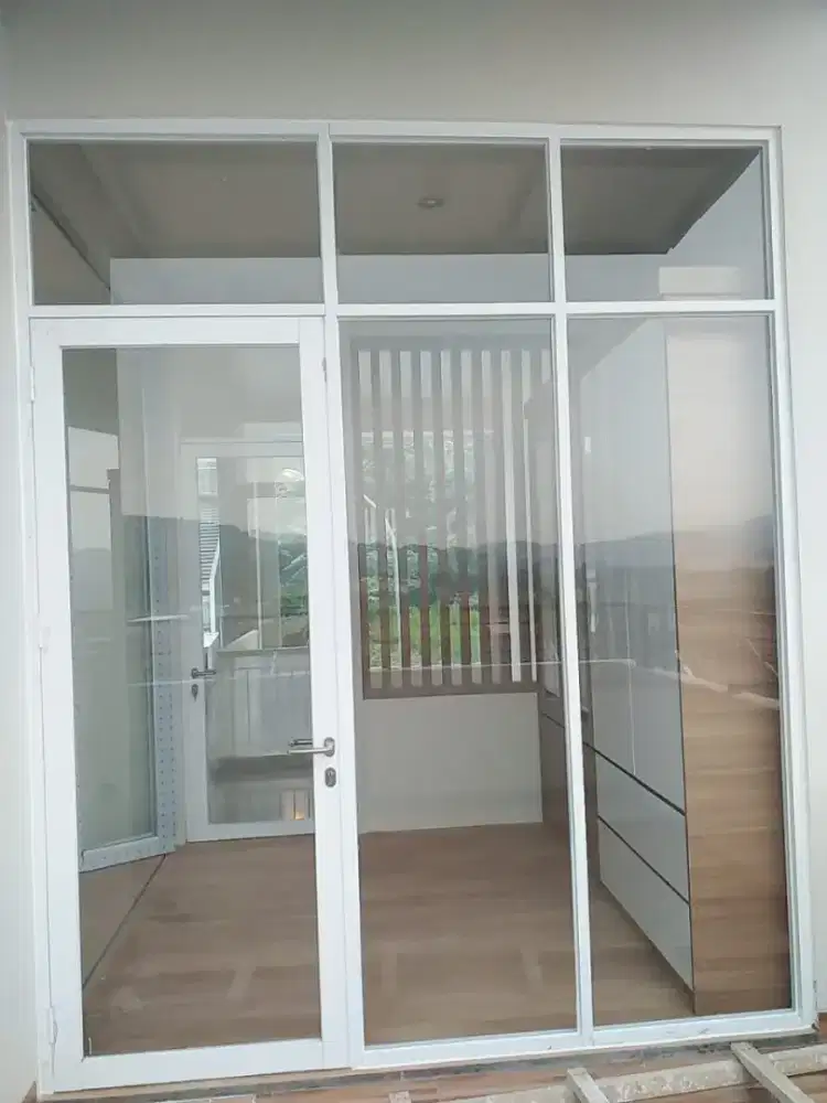 Partisi aluminium kaca