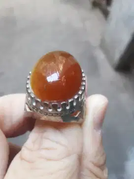 Cincin giok merah dari China