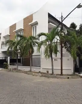 2 lantai terwawat ??rumah hook tgh kota sby wisma mukti