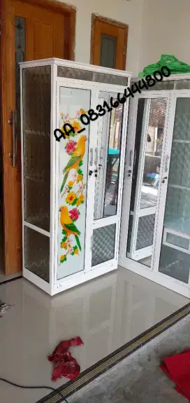 Lemari kaca almini