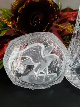 Pajangan Hias Crystal Full Ukiran Asli Italy dan Wadah Emas Ukir Baru
