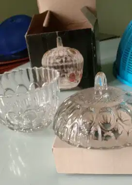 Toples kristal berikut tutup