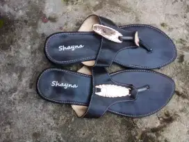 Sandal yang berwarna hitam ukuran 37