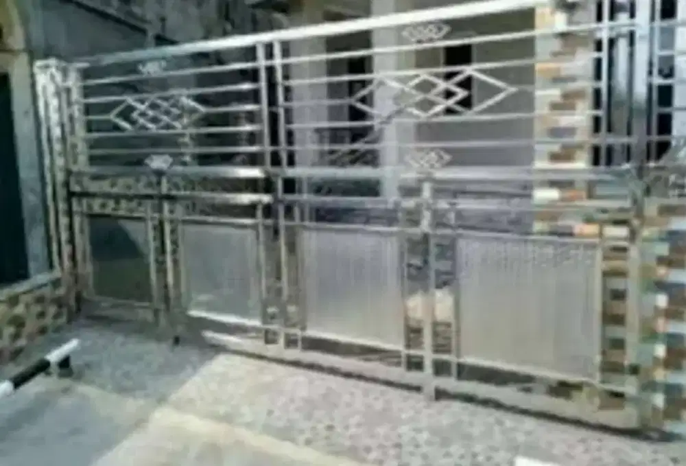 Mengerjakan balkon dan pintu stainlis