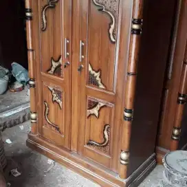 Lemari jati ukir
