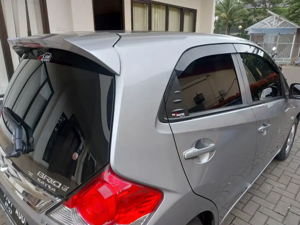 kaca film mobil dan jendela gedung panggilan