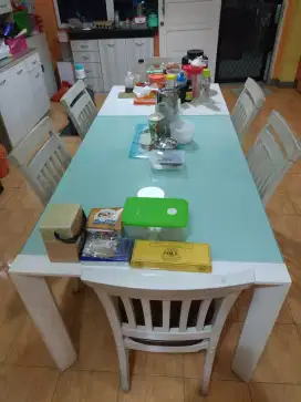 Furniture Meja makan kaca dan kursi kayu