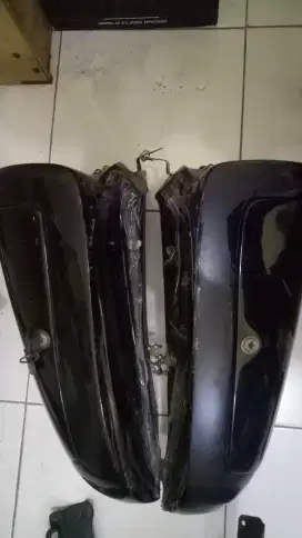 saya mau jual sepasang box motor warna hitam