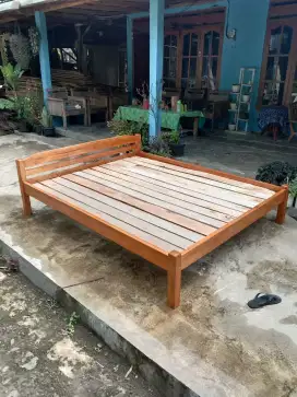 Tempat tidur singel kayu.