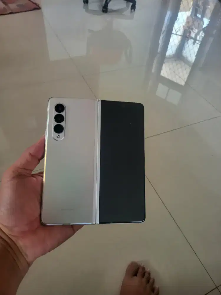 Samsung galaxy Z Fold 3 silver