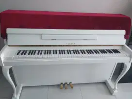 Piano YAMAHA LU 101. wrn putih.tinggi 110 cm. Kondisi bgs