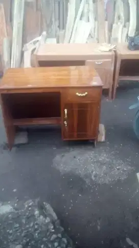 Meja ruang kantoran
