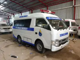 Elf traga ambulance minibus