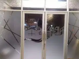 Jasa atau pasang kaca film dan sticker kaca sunblast