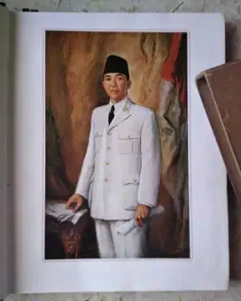3 Buku seni set / Katalog koleksi presiden Sukarno II,III,V
