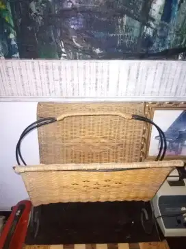 Keranjang koran ,majalah Rotan rangka Besi / home sale