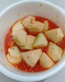 Asinan jambu kristal.
