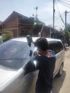 teknisi bongkar pasang kaca film mobil
