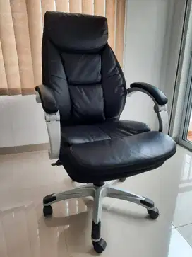 Urban Managerial Chair