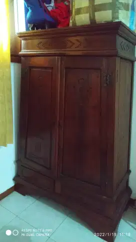 Lemari pakaian unik dan antik
