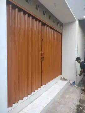 Folding gate roling door