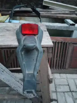 Spakbor belakang KLX dengan lampu belakang