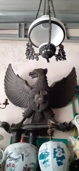 Pajangan Garuda kuningan lawas berkarakter