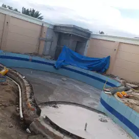 Tukang kolam renang