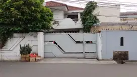 Dijual Cepat Rumah Pinggir jalan di Assirot Kebayoran Lama