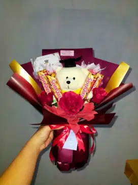 Buket bunga Boneka coklat silverqueen wisuda