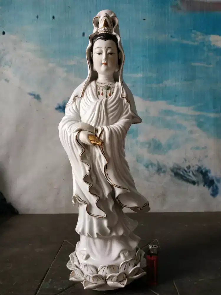 patung porselen dewi Kwam Im antik lawas.