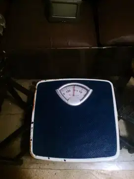 timbangan merk Kris kapasitas 130kg.