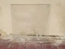 Kaca putih berukuran 50x50.dgn ketebalan setengah cm