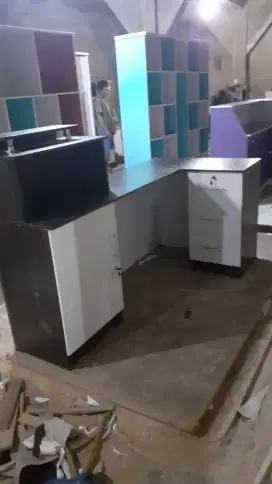 Meja kasir model Leter L