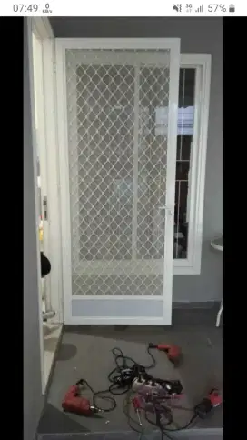 Pintu kaca aluminium