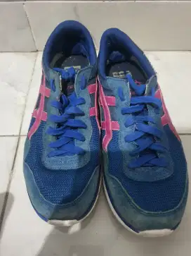 Sepatu lari biru