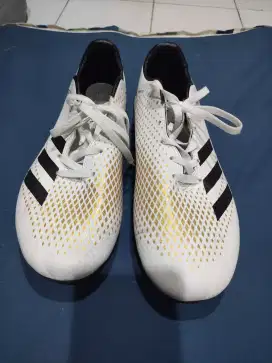 Sepatu olah raga putih adidas