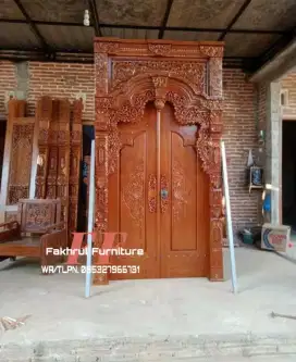 Pintu gapura ukir